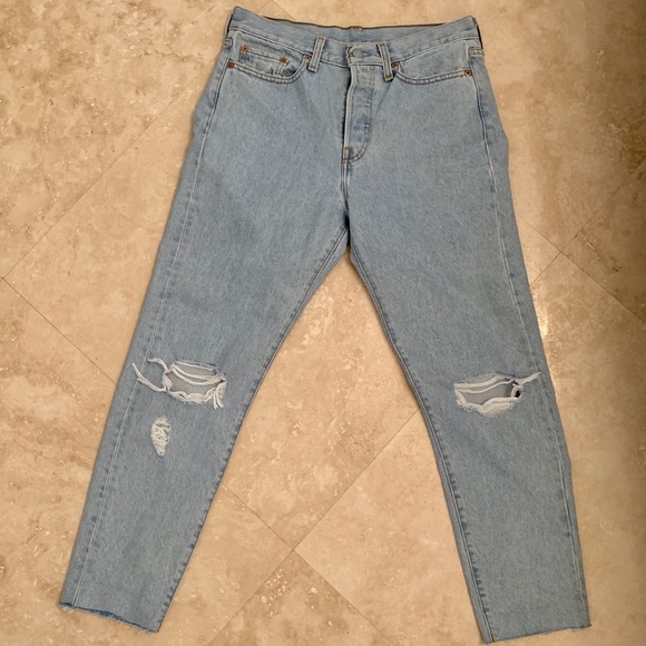 Authentic Levis Distressed Wedgie Fit 